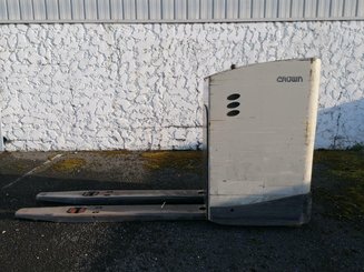 Transpaleta con plataforma Crown RT4000