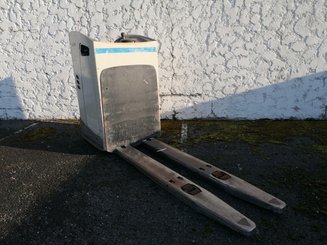 Transpaleta con plataforma Crown RT4000