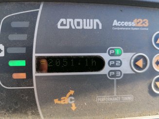 Transpaleta con plataforma Crown RT4000