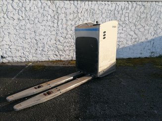 Transpaleta con plataforma Crown RT4000