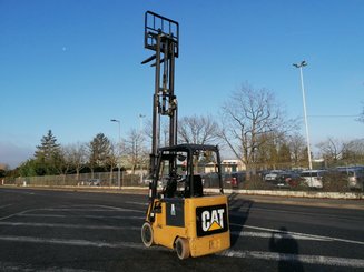 Carretilla contrapesada de 4 ruedas Caterpillar EC25