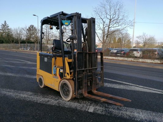 Carretilla contrapesada de 4 ruedas Caterpillar EC25 - 1