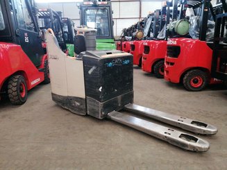 Transpaleta con conductor acompañante Crown WT3040 - 1