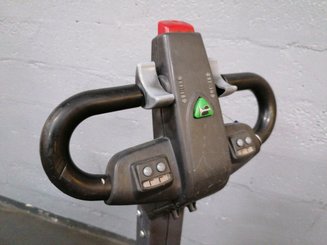 Transpaleta con conductor acompañante OMG 330K
