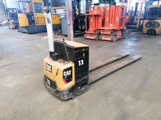 Transpaleta con conductor acompañante Caterpillar NPP20N2