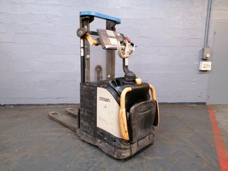 Apilador con plataforma Crown DT3040 - 4