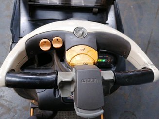 Apilador con plataforma Crown DT3040