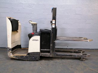 Apilador con plataforma Crown DT3040