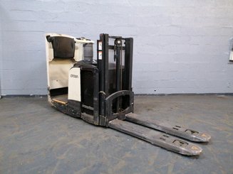 Apilador con plataforma Crown DT3040
