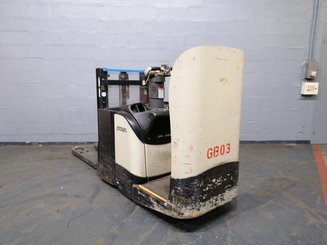 Apilador con plataforma Crown DT3040