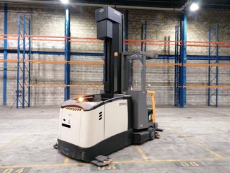 Carretilla trilateral con cabina de mando elevable Crown TSP6500-1,25 - 2