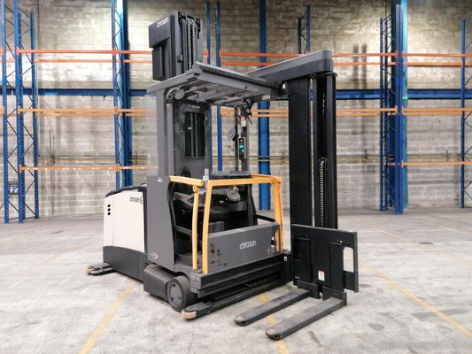 Carretilla trilateral con cabina de mando elevable Crown TSP6500-1,25 - 1
