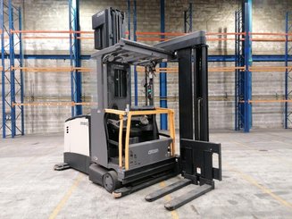 Carretilla trilateral con cabina de mando elevable Crown TSP6500-1,25 - 1