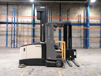 Carretilla trilateral con cabina de mando elevable Crown TSP6500-1,25 - 1