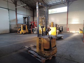 Apilador con conductor acompañante Yale MS12 - 3