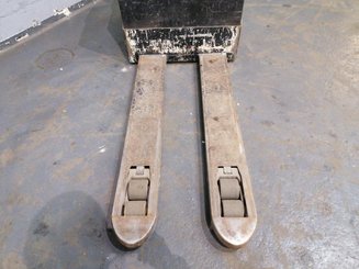 Transpaleta con conductor acompañante Caterpillar NPP20M