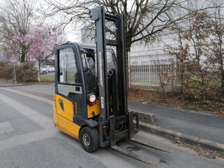 Carretilla contrapesada de 3 ruedas Jungheinrich EFG215