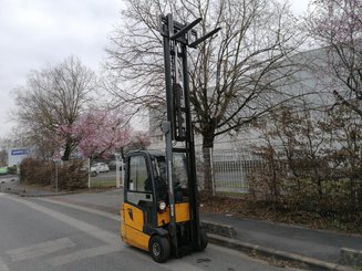 Carretilla contrapesada de 3 ruedas Jungheinrich EFG215