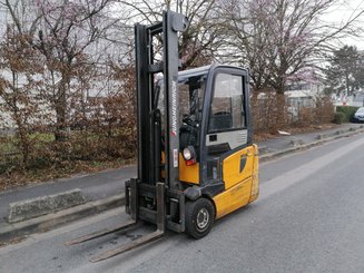 Carretilla contrapesada de 3 ruedas Jungheinrich EFG215