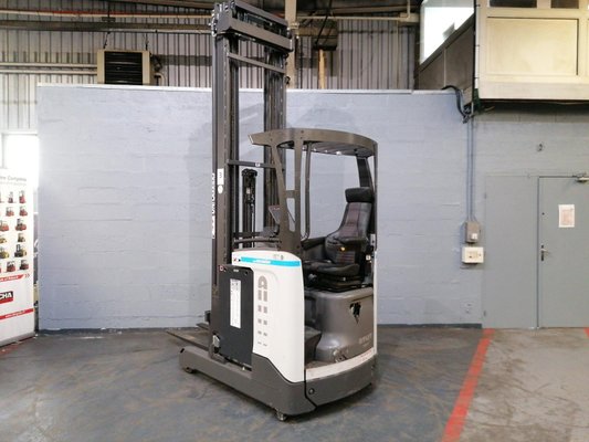 Carretilla retráctil UniCarriers COMPACT UND140 - 1