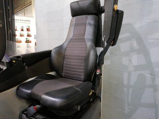 Carretilla retráctil UniCarriers COMPACT UND140 - 8