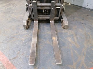 Carretilla retráctil UniCarriers COMPACT UND140 - 7