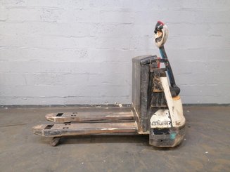 Transpaleta con conductor acompañante Crown WP2315 - 1
