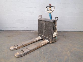 Transpaleta con conductor acompañante Crown WP2315 - 1