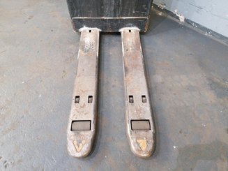 Transpaleta con conductor acompañante Crown WP2315 - 7