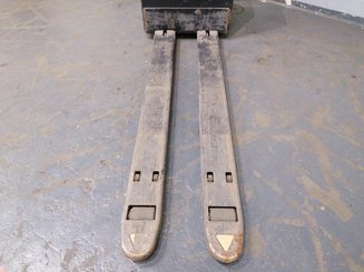 Transpaleta con conductor acompañante Crown WP3020 - 7