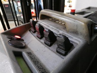 Carretilla retráctil Nissan UNS 160 - 8