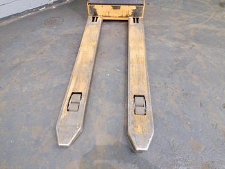 Transpaleta con conductor acompañante OMG 330K - 7