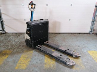 Transpaleta con conductor acompañante Crown WP3015 - 6