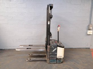 Apilador con conductor acompañante Crown WE2300 - 1