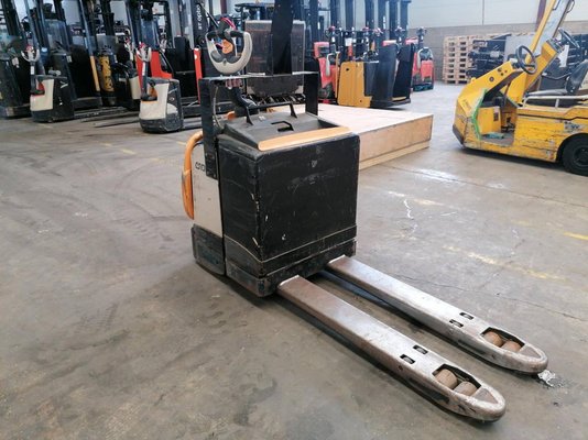Transpaleta con plataforma Crown WT3040 - 1
