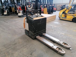 Transpaleta con plataforma Crown WT3040 - 1