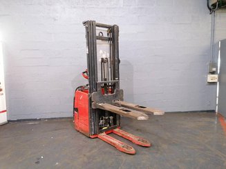 Apilador con conductor acompañante Fenwick L16AP - 1
