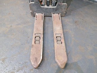 Apilador con conductor acompañante Fenwick L16AP - 2