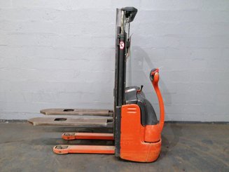 Apilador con conductor acompañante Fenwick L10 - 1