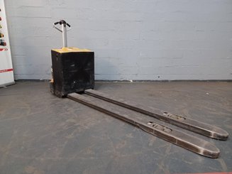 Transpaleta con conductor acompañante Caterpillar NPP20N2