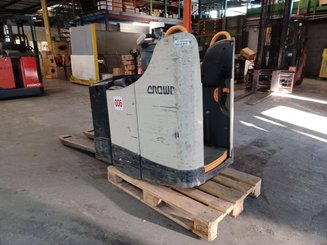 Transpaleta con conductor acompañante Crown WT3040 2.00