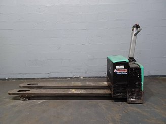 Transpaleta con conductor acompañante Caterpillar NPP20M