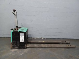 Transpaleta con conductor acompañante Caterpillar NPP20M