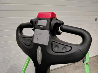 Transpaleta con plataforma Hangcha CBD20-AC2S-i