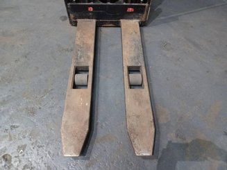 Apilador con conductor acompañante Caterpillar NSP12N
