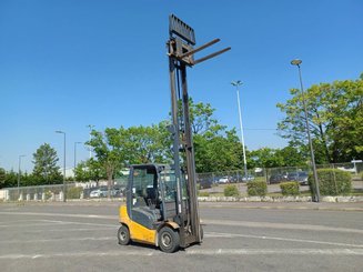 Carretilla contrapesada de 4 ruedas Jungheinrich TFG425500ZT