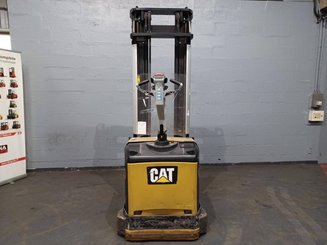 Apilador con conductor acompañante Caterpillar NSV16Ni