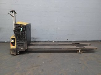 Transpaleta con conductor acompañante Caterpillar NPP20N2