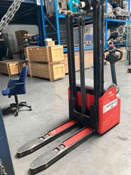 Apilador con conductor acompañante Loc A12ETDVC29