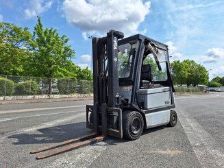 Carretilla contrapesada de 4 ruedas Yale ERP30
